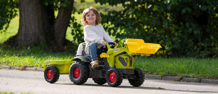 Kind spielt mit Rolly Spielzeug 1700x740